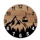 Runde Holz-Uhr mit Kabinenbahn-Motiv