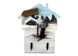 Haus aus Holz mit Skifahrer und Hacken, 17x19.5 cm