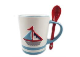 Keramik Tasse, weiss/blau mit Boot und Löffel