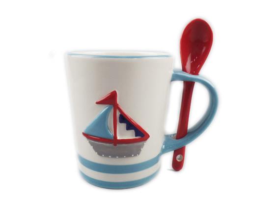 Keramik Tasse, weiss/blau mit Boot und Löffel